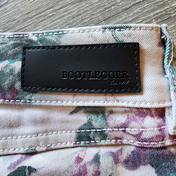 NWOT Pink Floral Bootlegger Shorts Size 32 - Picture 2 of 5